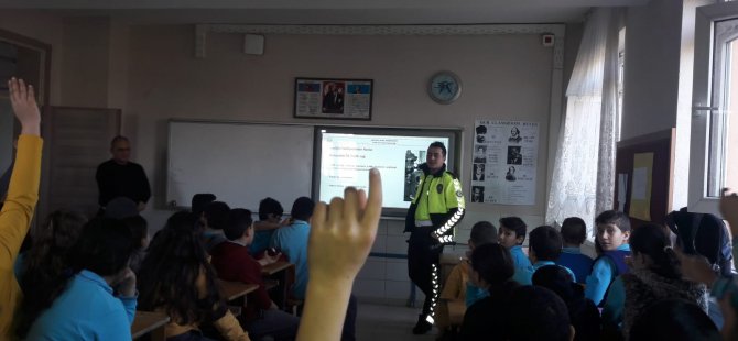 Ilgın'daki ilkokullarda öğrencilere trafik eğitimi veriliyor