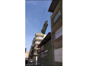 Teldeki koltuğu itfaiye indirdi
