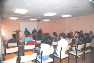 Öğrencilere seminerler devam ediyor