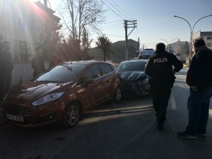 Direksiyon başında rahatsızlanan sürücü park halindeki araçlara çarptı: 1 yaralı