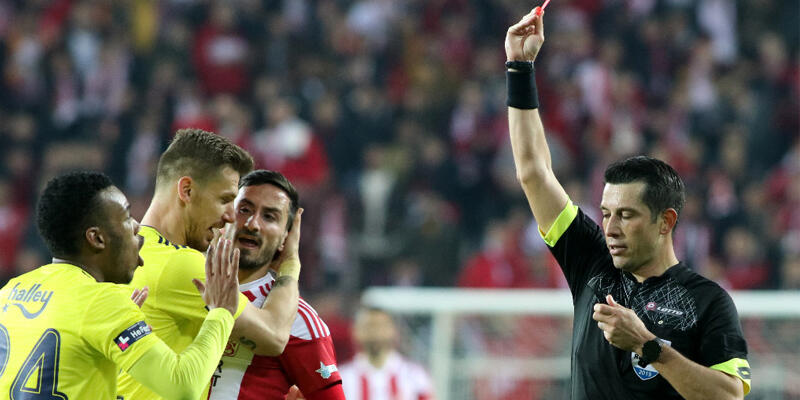 Profesyonel Futbol Disiplin Kurulu, Fenerbahçeli Garry Rodrigues’e 2 maç ceza verdi.