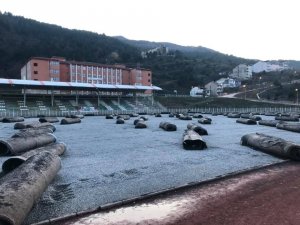 Simav ilçe stadının suni çimleri yenileniyor