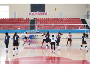 Voleybol Müsabakaları Sürüyor
