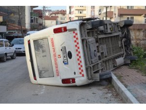 Bilecik’te yolcu minibüsü devrildi: 2 yaralı