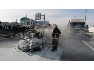Kazaya karışan araç alev alev yandı: 2 yaralı