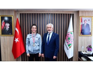 Başkan Başdeğirmen, Milli Boksörü altınla ödüllendirdi
