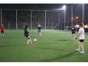 Futbol turnuvasında genç kızlar top koşturdu