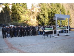 Rize’de daha önce kesilmiş ağacın altında kalarak hayatının kaybeden çift son yolculuğunu uğurlandı