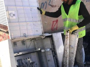 Viranşehir’de 7 pano tahrip edildi