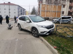 Bozüyük’te iki otomobil çarpıştı 3 yaralı