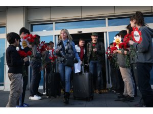 Polonyalı turistler Kayseri'de karanfillerle karşılandı