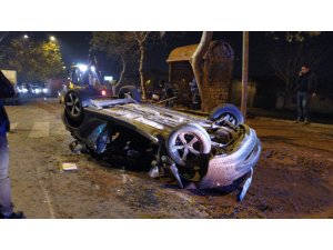 Freni boşalan kamyon otomobili ezdi: 2 yaralı