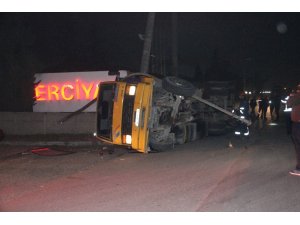 Kamyon yüksek gerilim direğine çarptı, bölge elektriksiz kaldı