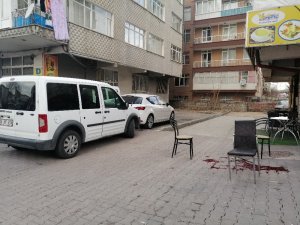Yaslandığı demir korkuluk kırıldı, 2. kattan yere çakıldı