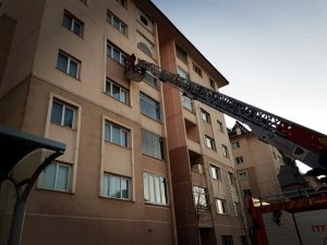 Evde mahsur kalan çocuğu itfaiye kurtardı