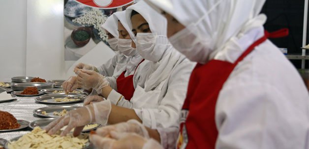 "Mantı bükenlerin" tercihi "Teröre başörtülü yanıt" fotoğrafı oldu