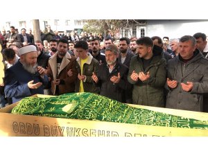 Uçakta rahatsızlanarak hayatını kaybeden genç son yolculuğuna uğurlandı