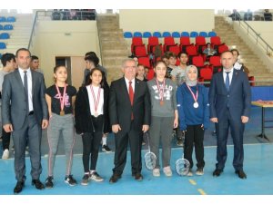 Erdek’te ‘Liselerarası Badminton Turnuvası’ sona erdi