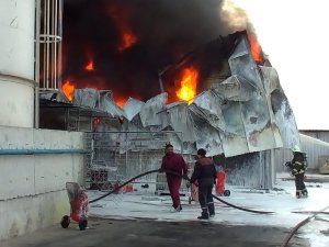 Kocaeli’de atık fabrikasının depo kısmı alev alev yandı