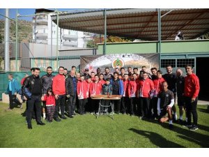 Özel sporcular Aytemiz Alanyaspor antrenmanını izledi