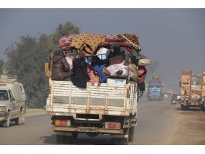 Suriye’de göç yolundaki ailelere yardım paketi