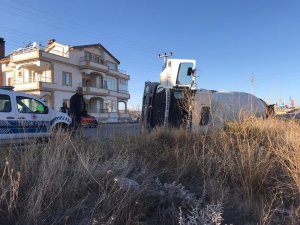 Ürgüp’te beton mikseri yan yattı