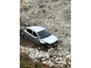 Türkeli’de otomobil şarampole uçtu: 2 yaralı