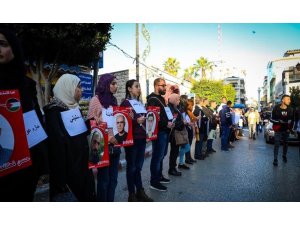 Filistinliler, İsrail hapishanelerindeki Filistinli mahkumlara destek için insan zinciri oluşturdu