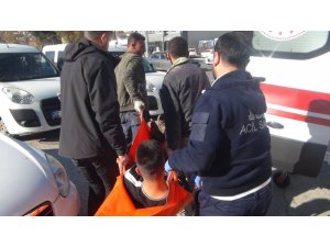 Kardeşini sokak ortasında bıçakladı