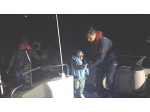 Botları sürüklenen kaçak göçmenleri Sahil Güvenlik ekibi kurtardı