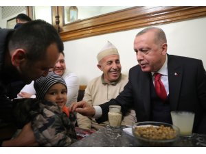 Cumhurbaşkanı Erdoğan vatandaşlarla boza içti
