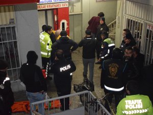 Asansör kabininin üzerine düşen kişi öldü