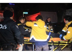 Otomobil park halindeki hafriyat kamyona çarptı: 1’i ağır 2 yaralı
