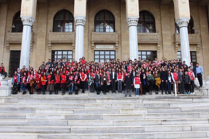 Genç Kızılay gönüllüleriyle büyüyor