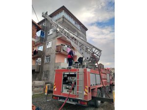 Suşehri'nde çatı yangını hasara yol açtı