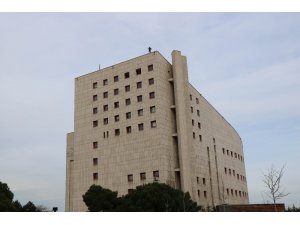 Askerde kalmak için 50 metre yükseklikteki binanın tepesine çıktı