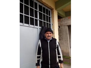 Yaşlı adam ağaçta otururken kalp krizi geçirdi