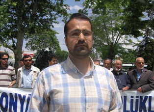 Gündemi kılla tüyle meşgul ediyorlar