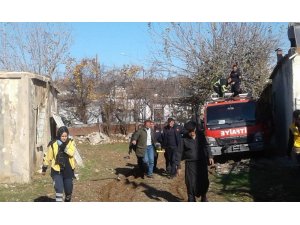 İki ev arasındaki boşluğa düşen kadın kurtarıldı