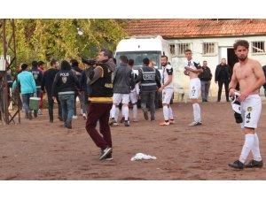 Maçın ardından futbolcular birbirine girdi