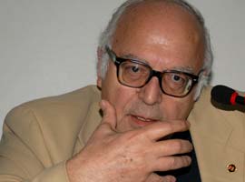 Kanadoğlu yine sahnede