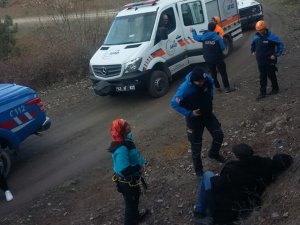 Doğa yürüyüşünde iki kayanın arasına sıkıştı