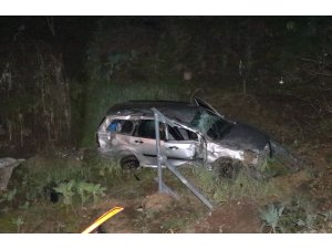 Refüjü aşan otomobil köprüden uçtu: 3 yaralı