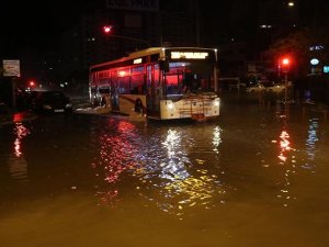 İzmir'de sağanak zorluyor