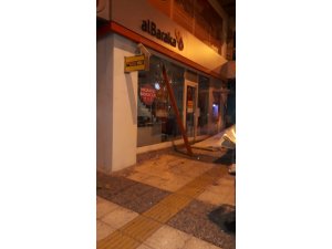 Manisa’da şiddetli fırtına çatıları uçurdu