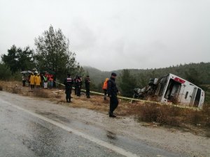 Kontrolden çıkan midibüs şarampole devrildi: 1 ölü, çok sayıda yaralı