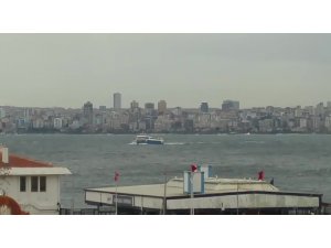 Yolcu motorunun şiddetli lodos nedeniyle ilerlemekte zorlandığı anlar kamerada
