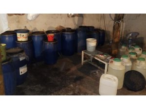 Muhtar, evini içki imalathanesine çevirdi: 500 litre içki ele geçirildi