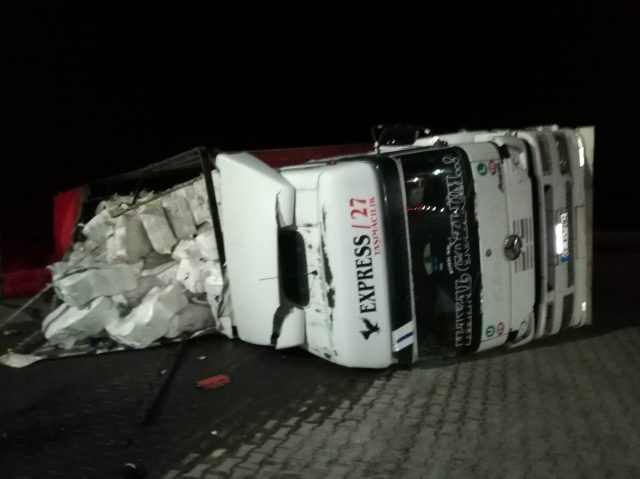 Ilgın'da tır devrildi: 1 yaralı