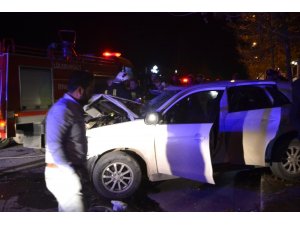 Park halindeki kamyona çarptı: 3 yaralı